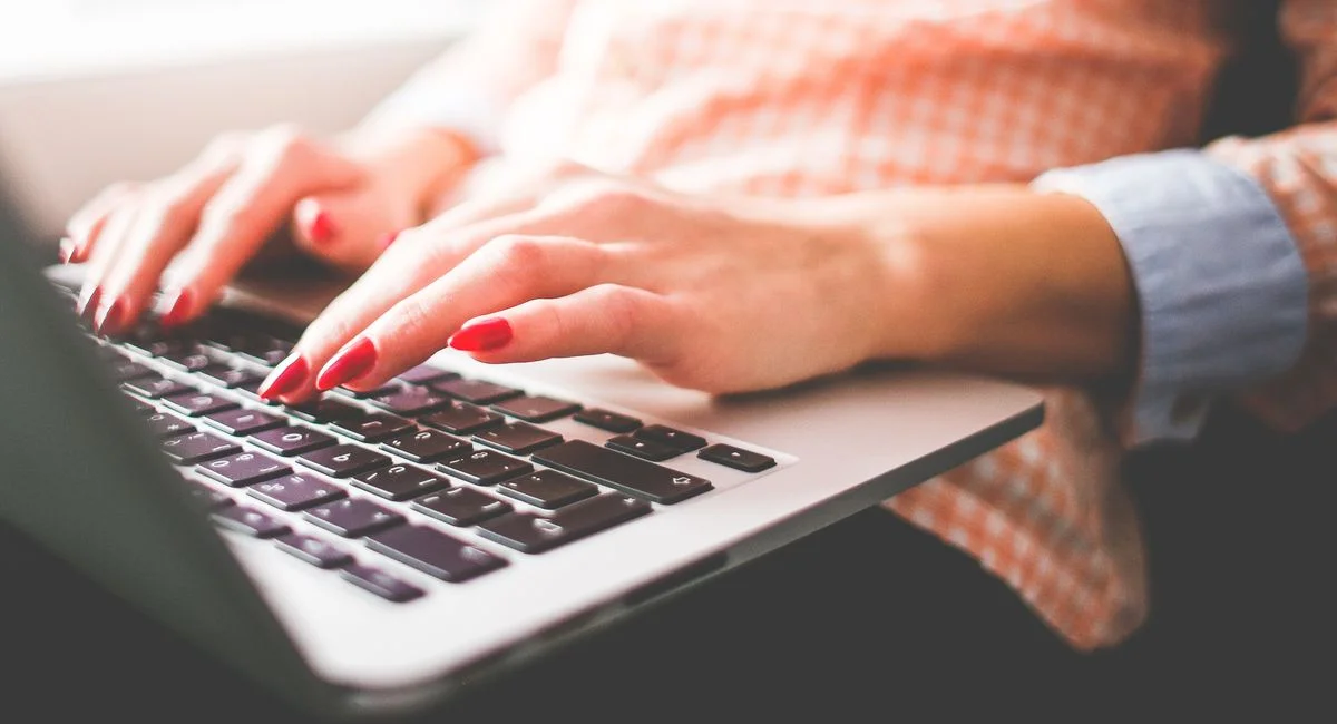 Rédaction persuasive web : les 5 mécanismes psychologiques que les copywriters professionnels exploitent pour transformer lecteurs en clients
